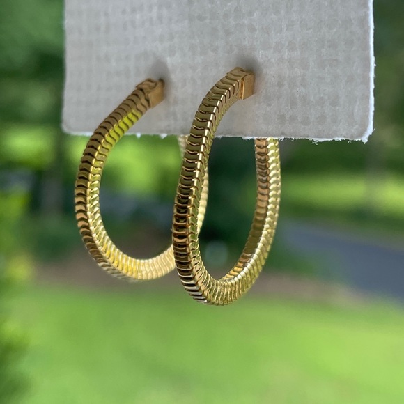 Vintage Monet Chain Hoop Gold Tone Earrings - Picture 5 of 6